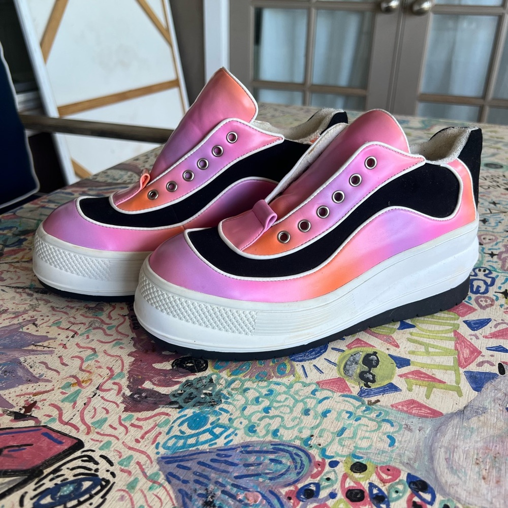 Delias size nine sneakers, no laces, great condition.